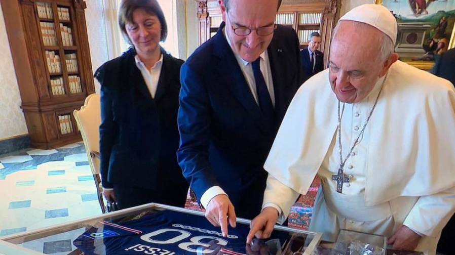 El Papa Francisco le agradeció a Lionel Messi por la camiseta del PSG