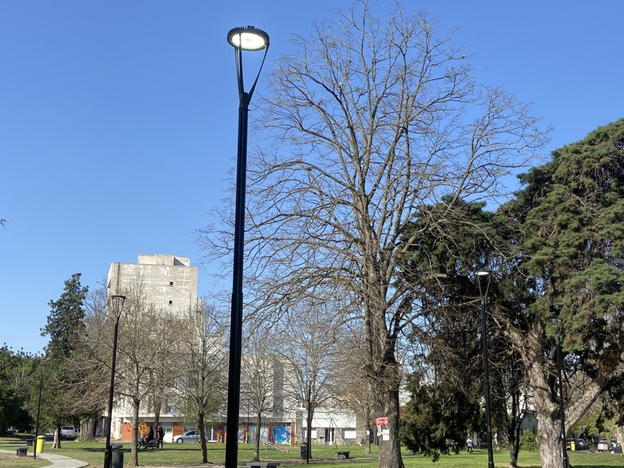 “El alumbrado público no anda o funciona todo el día”: un vecino platense indignado por el funcionamiento de las luminarias