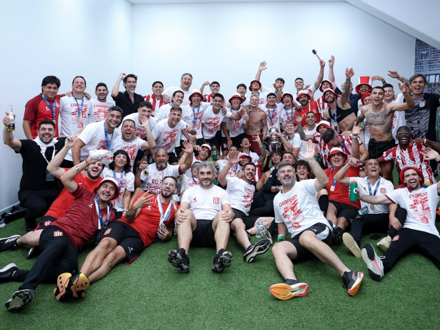 ¿Cómo sigue la vida de Estudiantes tras la consagración y qué problemas deberá resolver Domínguez?