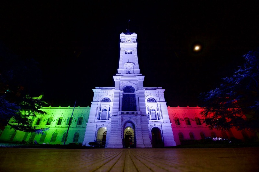 “De verde, blanco y rojo”: el Palacio Municipal de La Plata se iluminó para conmemorar a la comunidad italiana