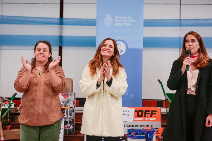 Tolosa Paz visitó un Espacio de Primera Infancia en Altos de San Lorenzo y entregó herramientas a emprendedores en Los Hornos