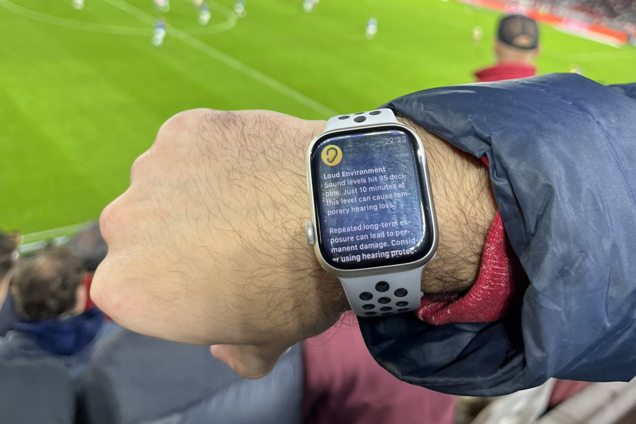 Un joven estadounidense vino a La Plata y su reloj inteligente le advirtió que estaba en peligro: “Pueden causar daño”