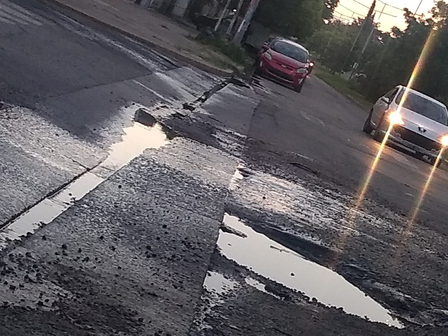 Vecinos y comerciantes de 137 y 60, piden urgente que arreglen el asfalto: ”Imposible circular”