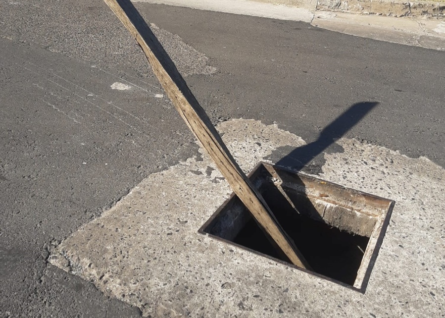 Una vecina pide que tapen la boca de un túnel en una calle de Los Hornos