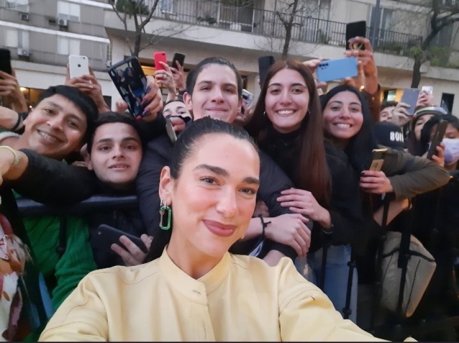 Dua Lipa llegó al país, firmó autógrafos y se sacó fotos con los fans que estaban frente a su hotel