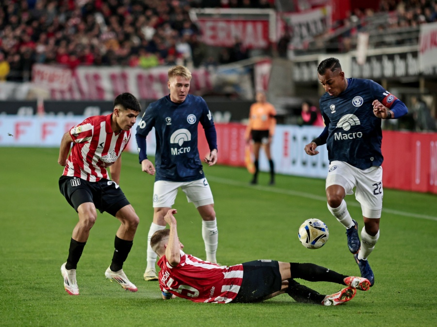 Estudiantes superó a Independiente Rivadavia, conservó la punta y llegará en alza a los octavos de Libertadores