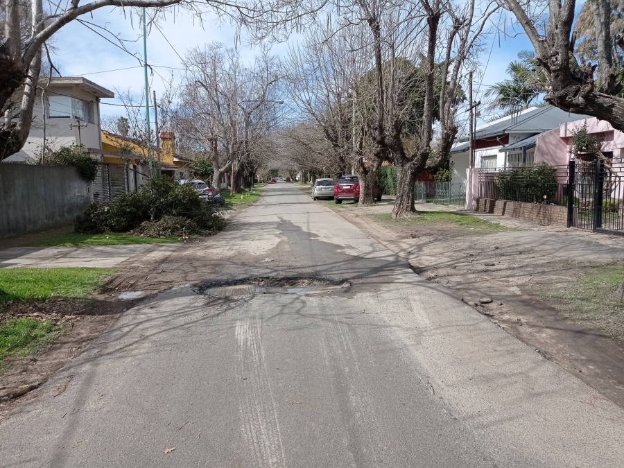 En City Bell, los vecinos se quejaron por “un tremendo pozo”