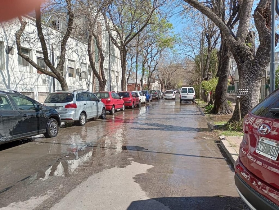 Vecinos del Hospital Italiano reclaman por cloacas y pérdidas de agua