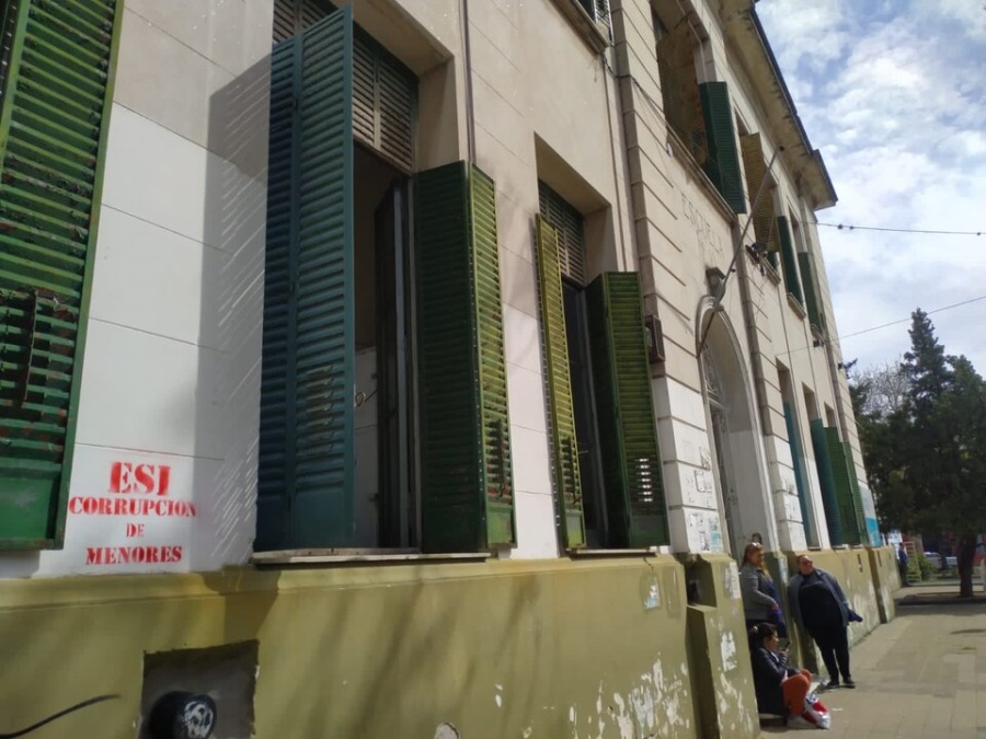 Vandalizaron escuelas de La Plata con mensajes en contra de la ESI