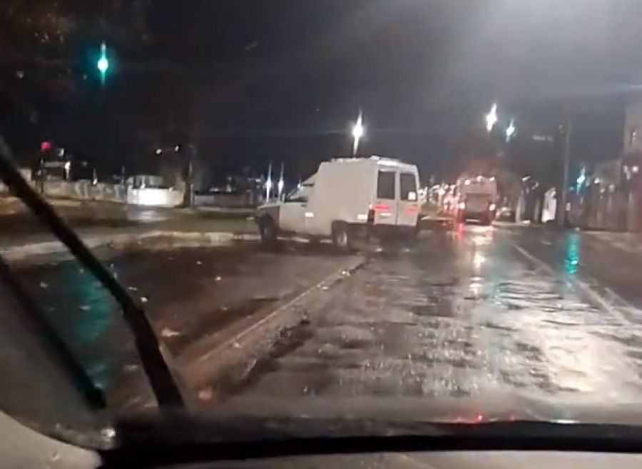 Vecinos piden “más orden en el tránsito” por un peligroso estacionamiento en la avenida 1