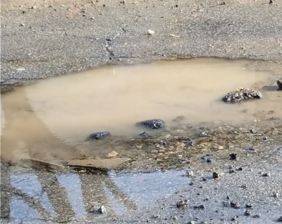 Una gran pérdida de agua inunda la calle en 7 y 73
