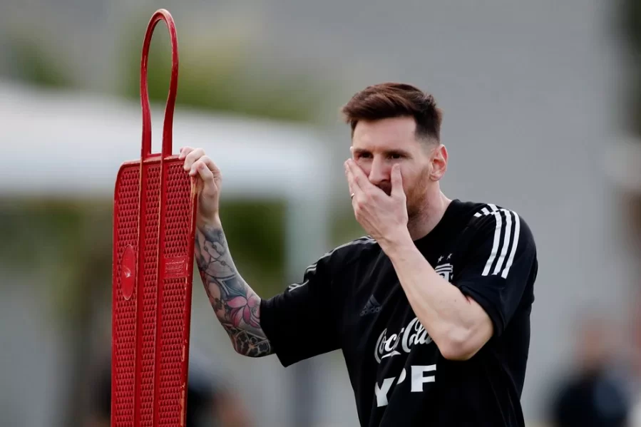 Messi entrenó a la par de sus compañeros y hay optimismo para que sea titular ante Uruguay