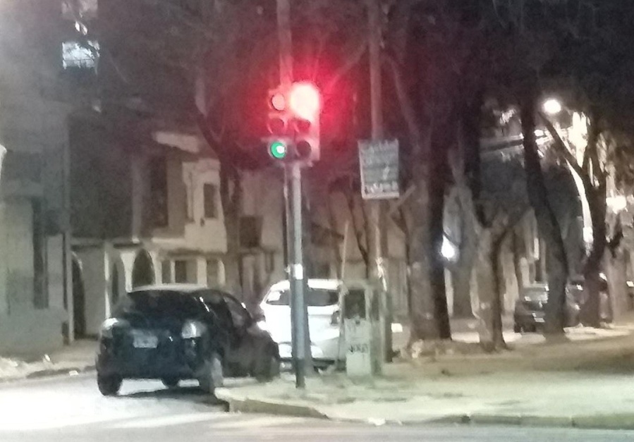 En 7 y 62 se quejan porque ”hay un semáforo de dos colores a la vez”