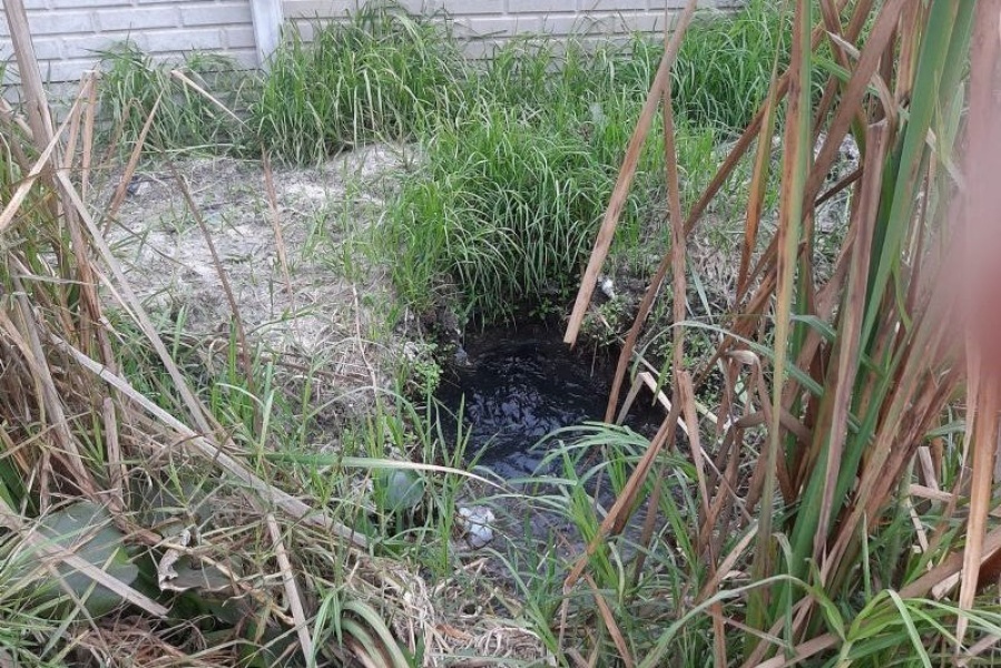 En Villa Elvira exigen que arreglen una pérdida de agua