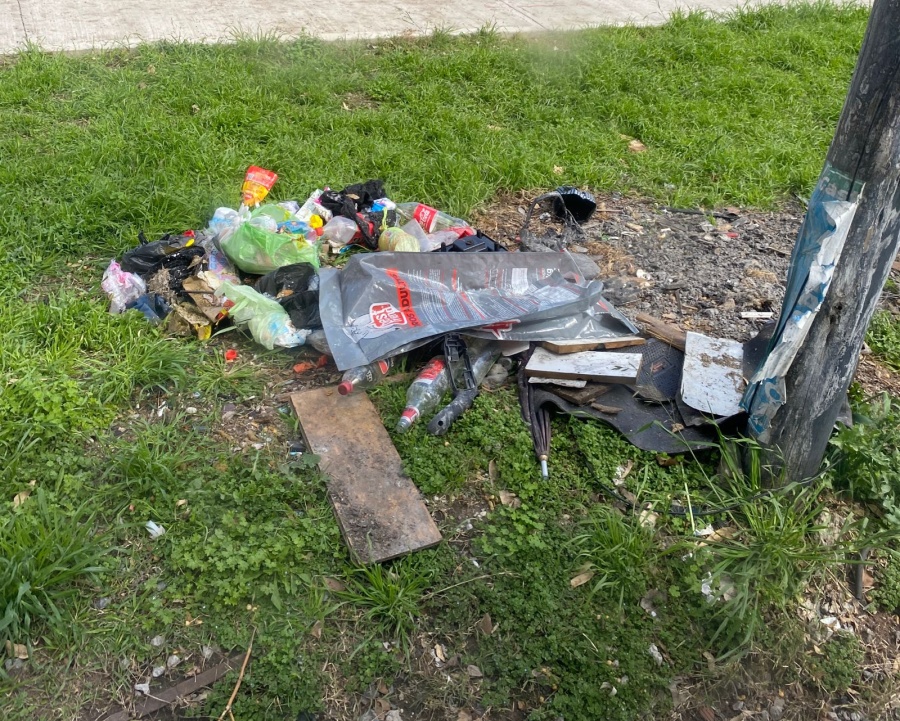 En 120 y 37, los frentistas están enfurecidos por la basura acumulada