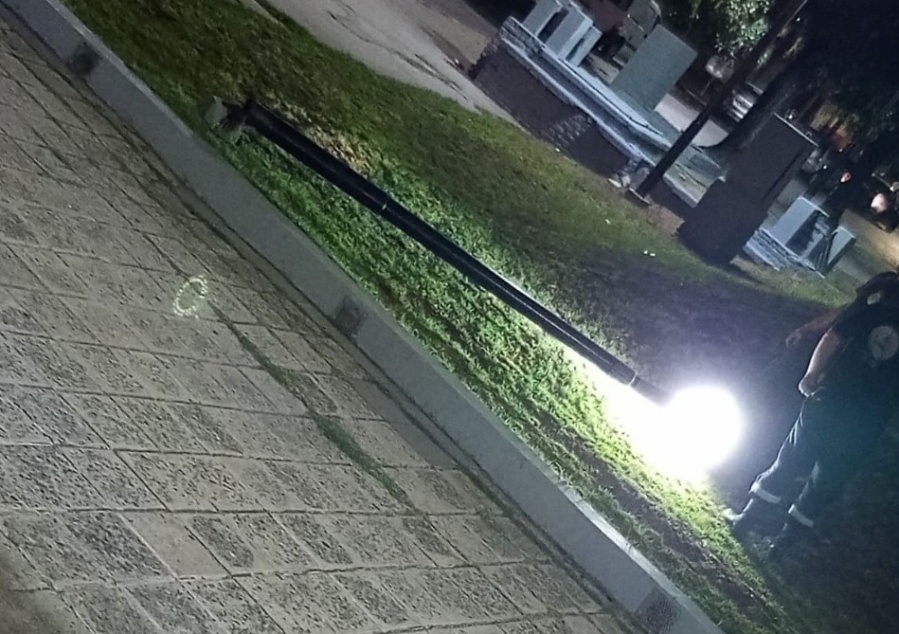 Cayó un poste de luz en Plaza Belgrano y generó preocupación en los vecinos