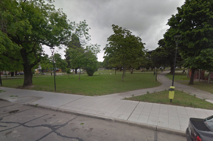 Frentistas de Plaza Sarmiento se quejan por las luminarias que no funcionan