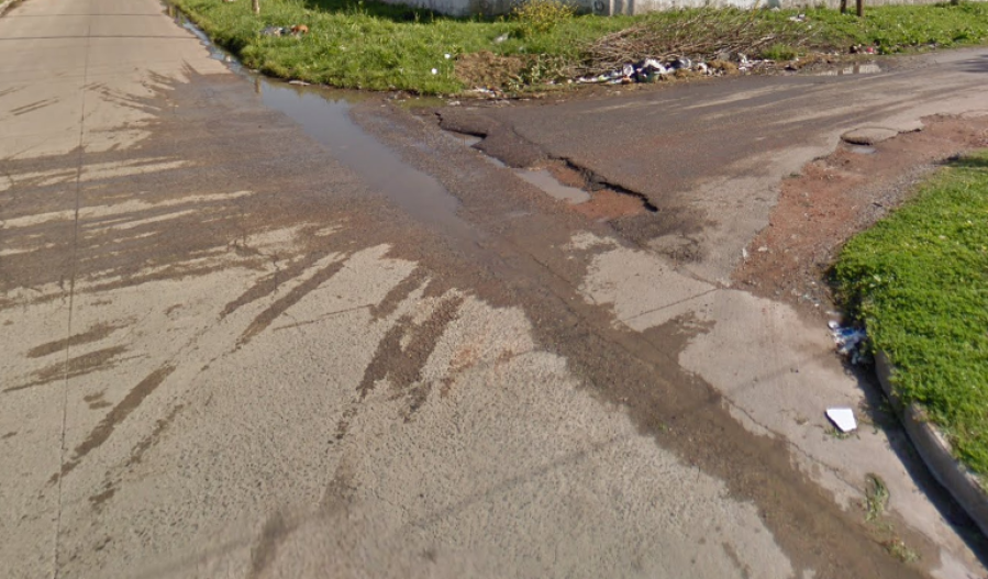 En Los Hornos piden que arreglen una esquina por la que “no se puede pasar”