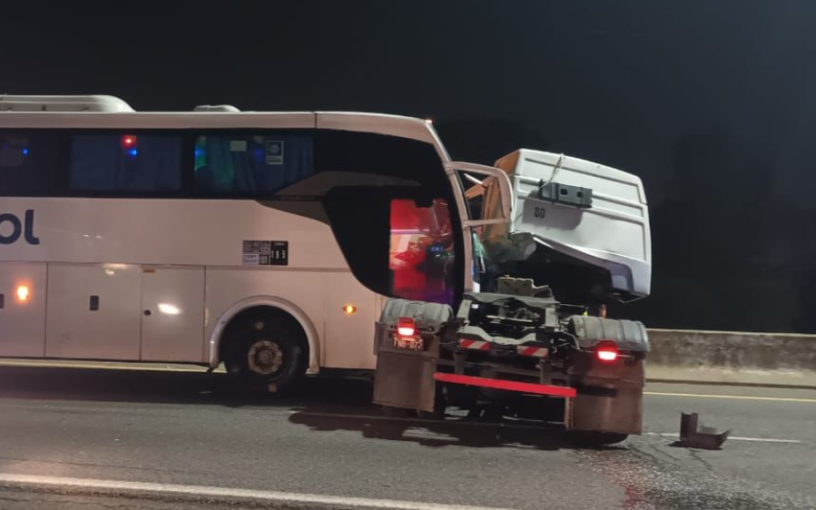Un impactante choque en la Autopista Buenos Aires - La Plata dejó tres heridos