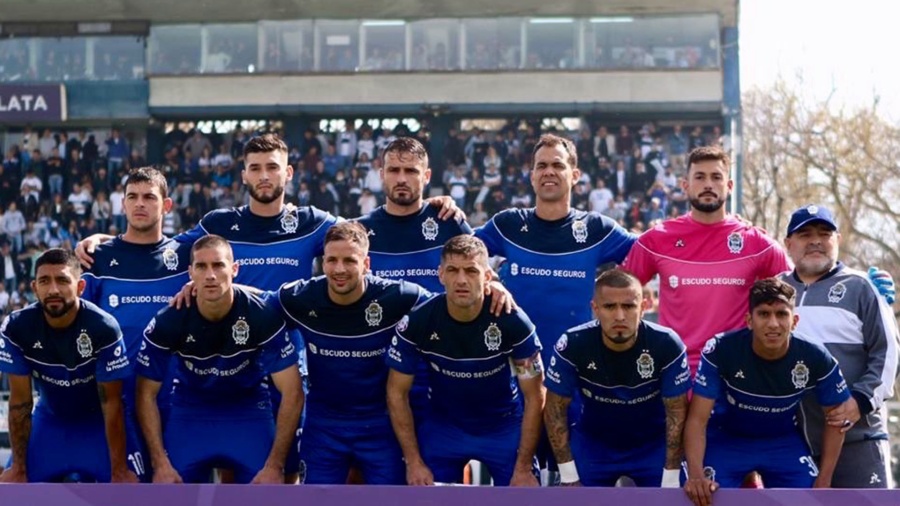 El futbolista que fue ”bendecido” por Diego y todos piden 