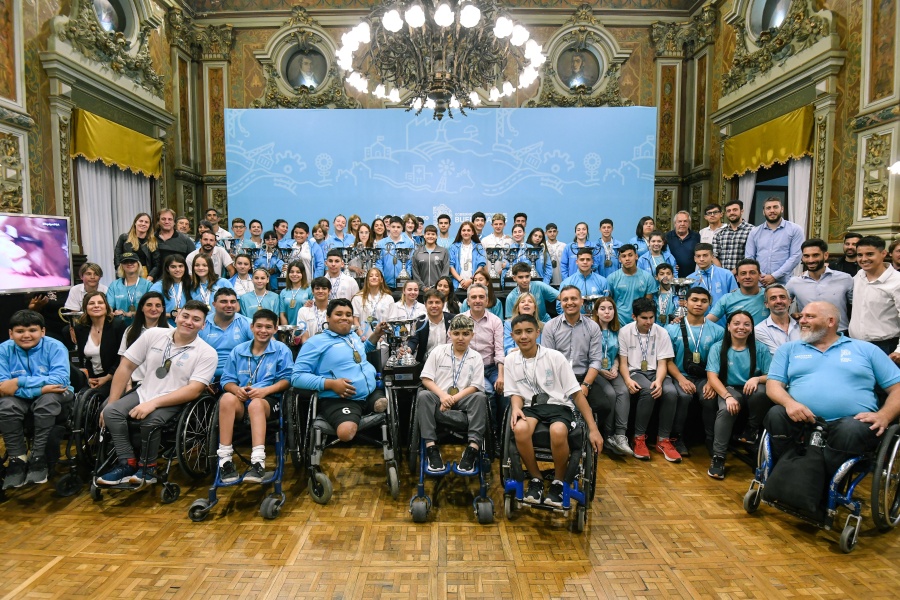 Kicillof recibió a la delegación de deportistas que ganaron el medallero de los Juegos Nacionales Evita 2022