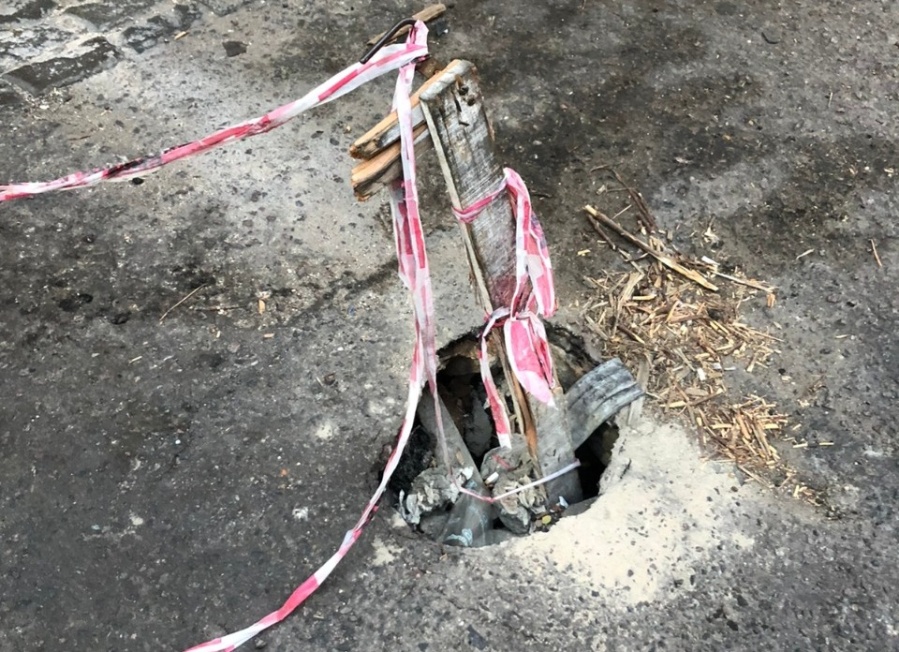 Un pozo en 45 y 6 provoca caídas a los ciclistas y transeúntes: ”Es un peligro”