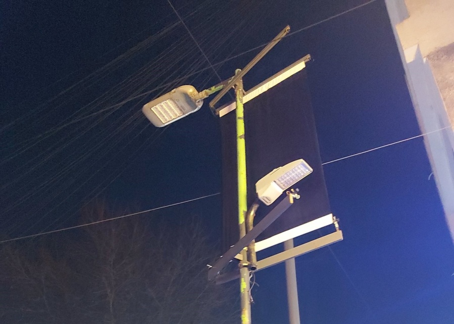 “Ahora ni prenden”: un vecino se quejó por dos luminarias que no funcionan en el centro de la ciudad