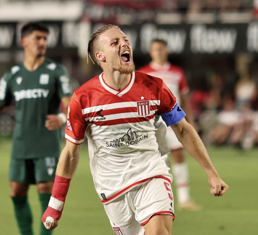 Una exhibición: Estudiantes festejó el título, goleó a Racing de Montevideo y llega entonado al debut en el torneo