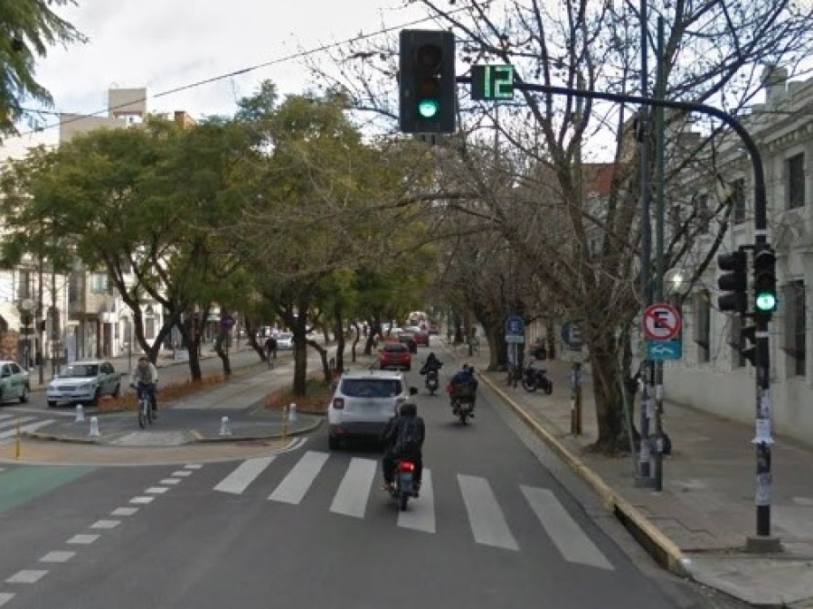 Vecinos de 47 y diagonal 73, se mostraron preocupados ante el mal funcionamiento de los semáforos: ”Es un peligro”