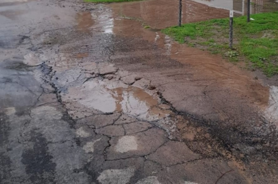 En 27 y 478 reclamaron por una enorme pérdida de agua