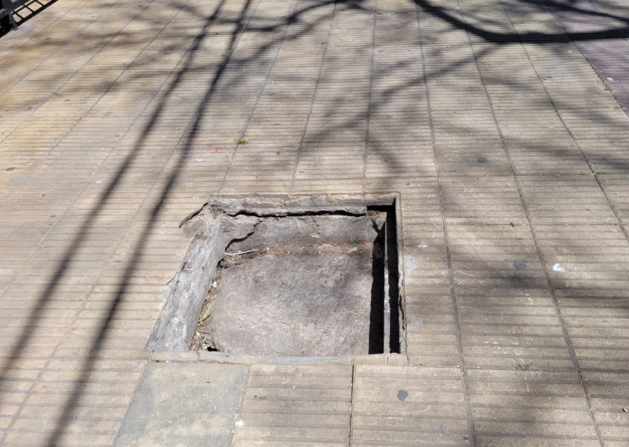 Alumnos de la Escuela N°1 Manuel Belgrano de La Plata mostraron su preocupación por un pozo sin tapa: ”Es un peligro”