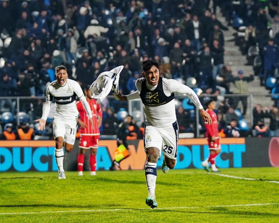 Con el grito del final, el Lobo festejó en el Bosque ante Huracán