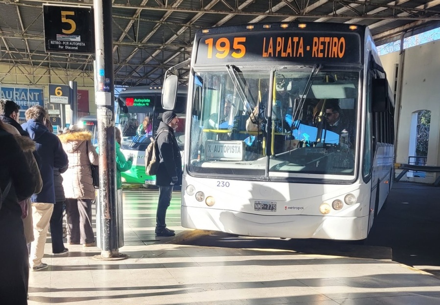 Rige la suba del 10% en los colectivos del AMBA e impacta en dos líneas que circulan por La Plata