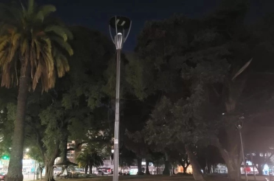Frentistas de Plaza Paso se quejaron por la falta de luminarias: ”Se volvieron a quemar”