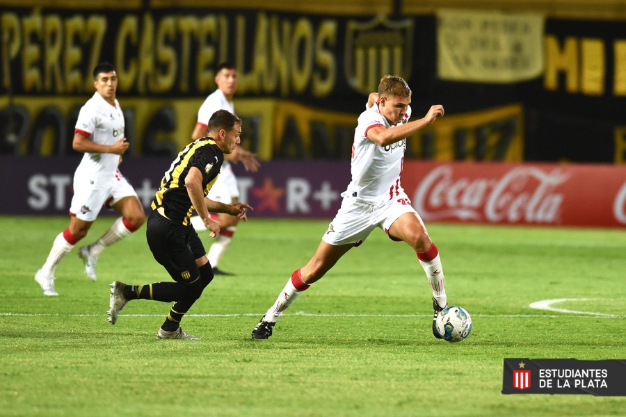 Estudiantes pagó caro sus errores defensivos y cayó 3-2 con Peñarol