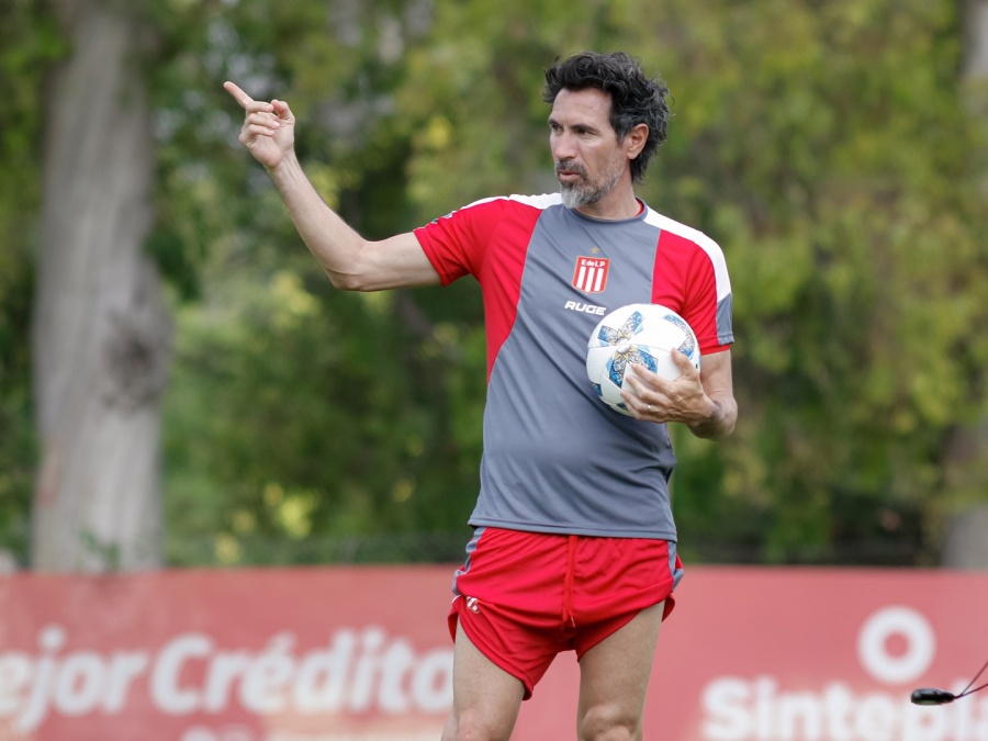 Domínguez bancó a Javier Altamirano, dejó en claro que no reemplazará a Rollheiser y explicó la ausencia de Carrillo