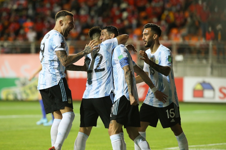 Argentina derrotó 2 a 1 a Chile y sigue invicta en las eliminatorias