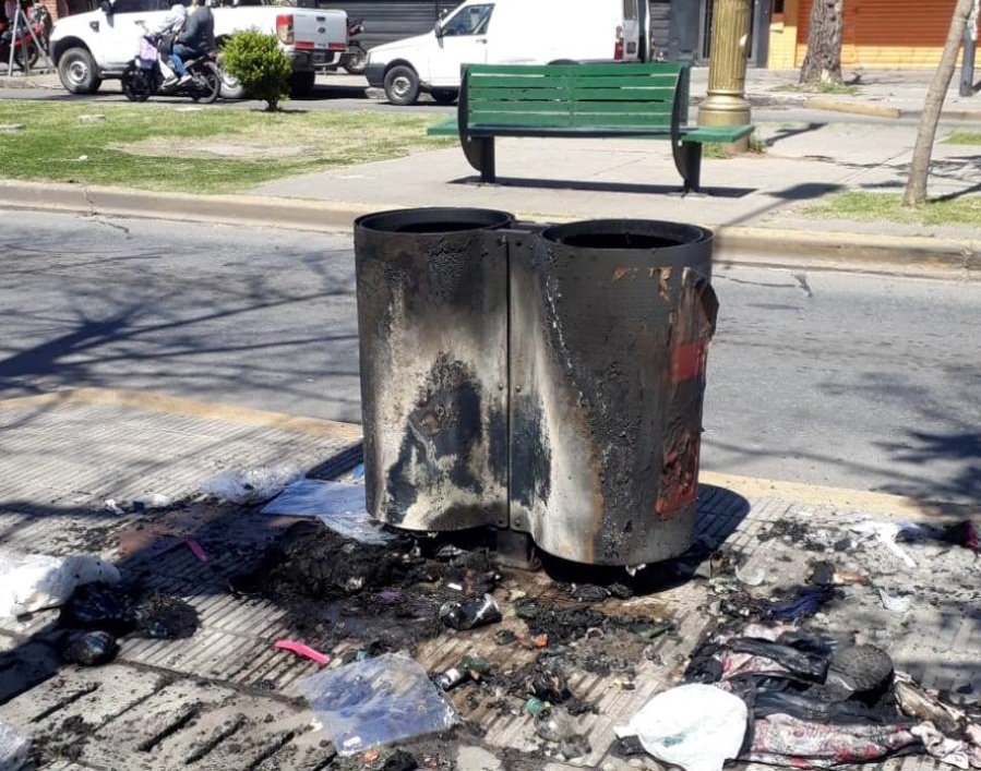 Vecinos de Los Hornos amanecieron con cestos de basura quemados