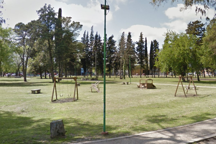 Vecinos piden el arreglo de los juegos del Parque Julio López: ”Son un peligro para los chicos”