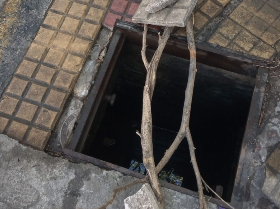 En 46 y 12, piden urgente que tapen un desagüe: ”Es un peligro”