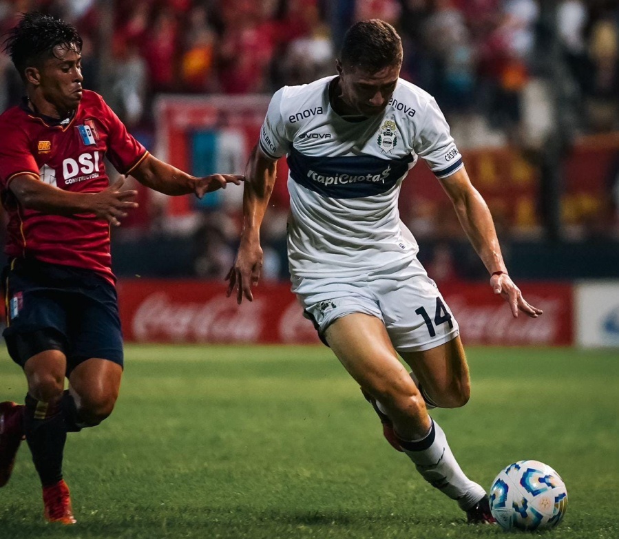 En otra discreta actuación, Gimnasia eliminó con angustia a Deportivo Español