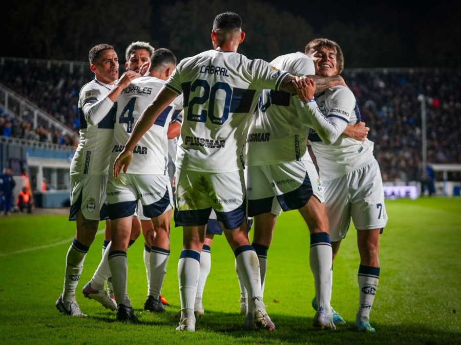 Gimnasia vendió un futbolista, se desprendió de otro jugador y ahora deberá salir al mercado para reemplazarlos