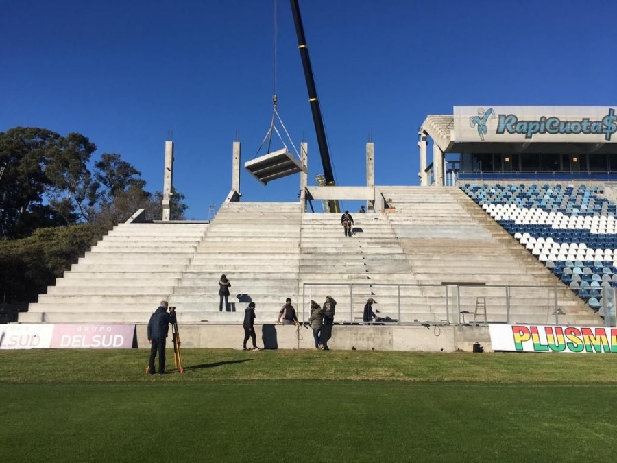 Un ex jugador albiazul visitó el estadio y en el Lobo se ilusionan con su regreso