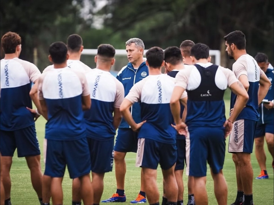 ¿A qué futbolista volvió a marginar Flores y cuáles serán los dos estrenos que decidió el cuerpo técnico?