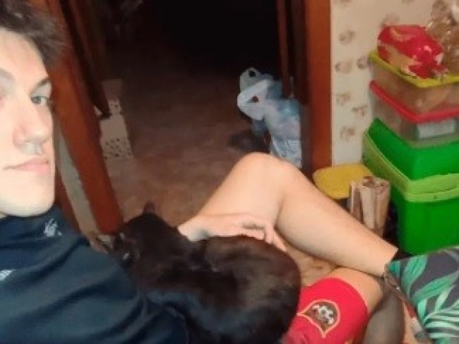 Un joven compartió una foto con su mascota en las redes y un amigo le alertó por la presencia de un fantasma: ”A mudarse”