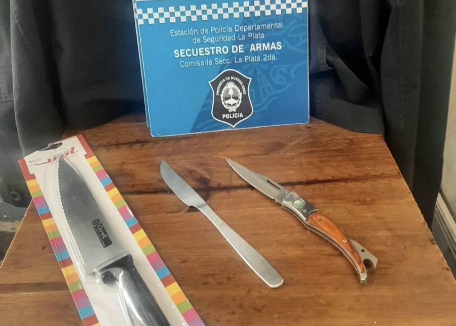 Armados con cuchillos, dos delincuentes atacaron en un comercio del centro