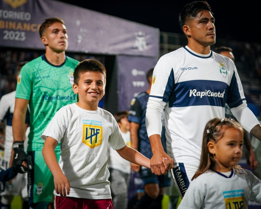 Conmovedor encuentro en Estancia Chica: El pequeño hincha que emocionó a todos conoció a sus ídolos