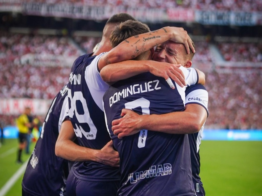 Un futbolista de Gimnasia recibió la visita de un campeón del mundo