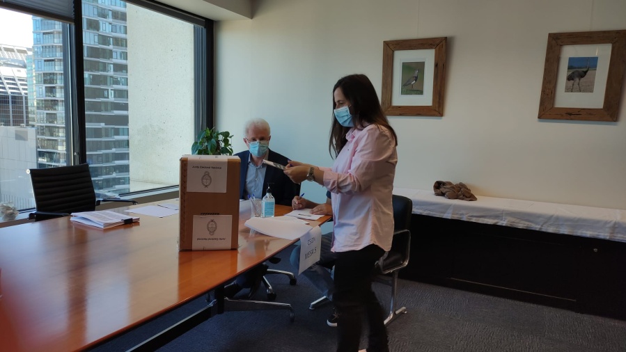 Los argentinos en Australia y Nueva Zelanda fueron los primeros en votar