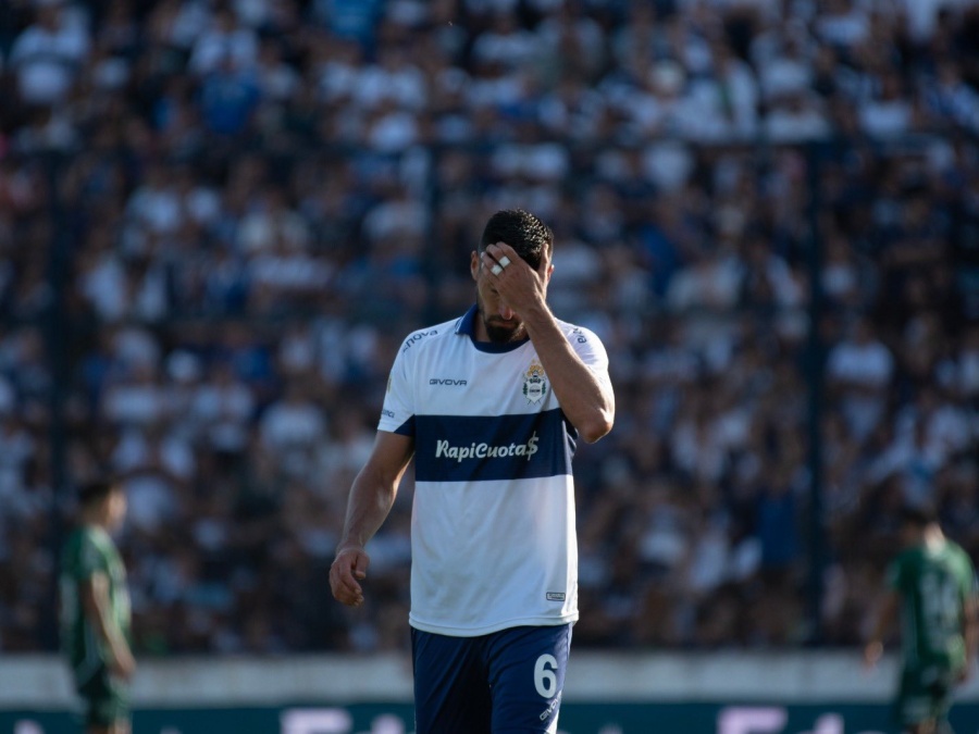 Diego Flores recibió una muy mala noticia, perdió un titular para el clásico y sorprendió con su reemplazo